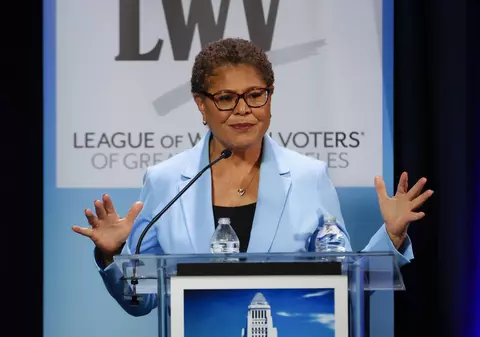 O femeie a câștigat în premieră primăria Los Angelesului, după ce a învins un mogul imobiliar care a cheltuit 100 de milioane $ în campanie