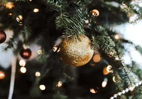 Cum să-ți decorezi bradul de Crăciun ca un profesionist