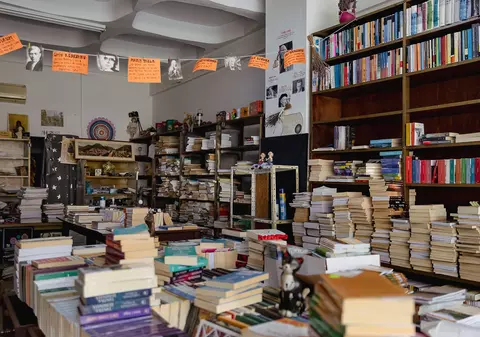 REPORTAJ. Băile Herculane riscă să-și piardă singura librărie. Povestea familiei care a deținut-o timp de 50 de ani