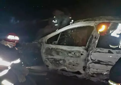O mașină a luat foc pe A1. Șoferița și cei doi pasageri au ieșit la timp din vehicul