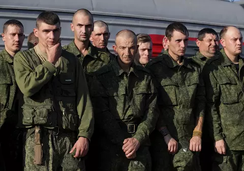 Un colonel rus a fost amenințat cu bătaia de soldații mobilizați într-o tabără de antrenament. Filmat când fuge speriat din mijlocul lor