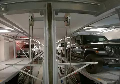 Cum arată parcarea în care o femeie a cumpărat un loc cu 300.000 de dolari, în inima New York-ului | VIDEO