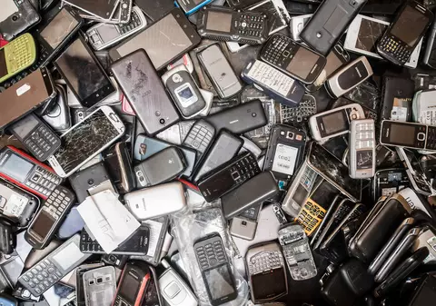 Europa, campioană la deșeuri electronice: 5 miliarde de telefoane, aruncate la gunoi anul acesta. Cum stăm cu reciclarea