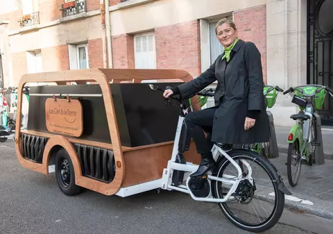 Înmormântări cu emisii zero de carbon: o antreprenoare de pompe funebre din Paris vrea să introducă bicicleta dric