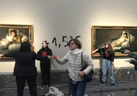 Activiștii spanioli și-au lipit mâinile de ramele unor tablouri de Goya în muzeul Prado din Madrid