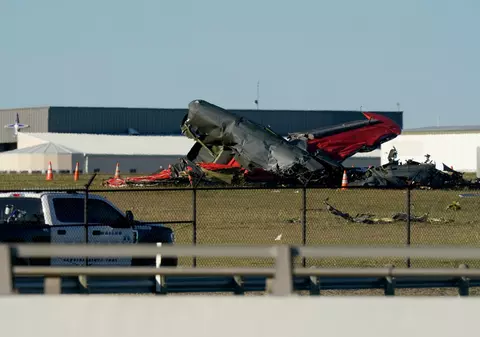 Două avioane s-au ciocnit în timpul unui spectacol aerian din Texas. Momentul a fost filmat. VIDEO