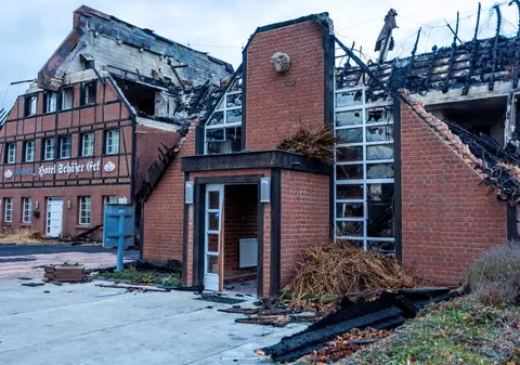 Un pompier bănuit că a incendiat un adăpost pentru refugiați ucraineni, apoi a ajutat la stingerea flăcărilor, arestat în Germania