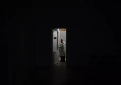 Operații la lumina lanternelor. Medicii ucraineni continuă să salveze vieți, chiar dacă atacurile rușilor au lăsat spitalele fără curent electric