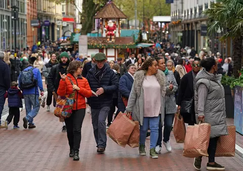 The Guardian: Pentru prima oară, în Anglia și Țara Galilor numărul celor declarați creștini a scăzut sub 50%