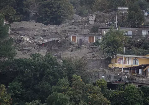 Alunecare masivă de teren pe insula italiană Ischia. O persoană a murit, 11 sunt date dispărute și zeci de case au fost înghițite de ape