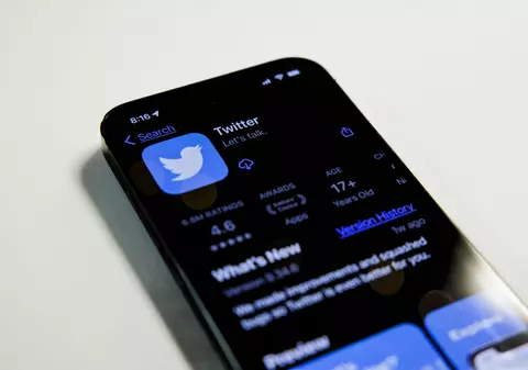 Elon Musk acuză Apple că-l amenință cu retragerea aplicației Twitter din App Store