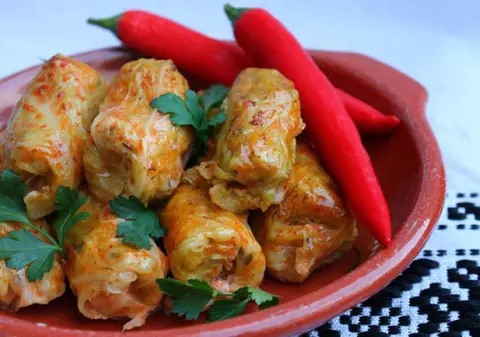 Sarmale cu varză dulce în vasul de lut