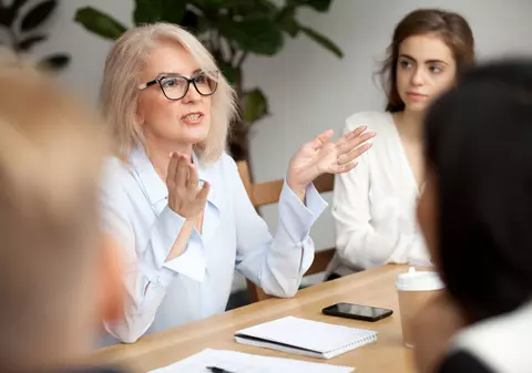 UE cere marilor companii să impună cote de gen în rândul conducerii. Câte femei trebuie să fie în consiliile de administrație