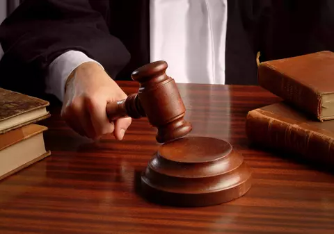 Un tată din Suceava, pus să plătească daune morale către educatoarea judecată sub acuzația că i-a violat copiii. Cum au motivat magistrații?