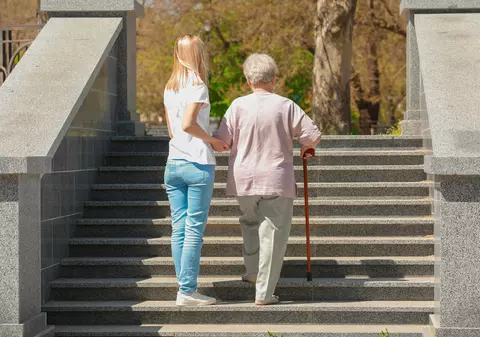 Experiment social: cât de pregătiți suntem să-i ajutăm pe cei cu afecțiuni neurologice? „Lipsa de empatie este calea spre izolare”