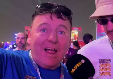 Doi suporteri englezi care căutau un loc unde să bea o bere, în Qatar, au ajuns în palatul unui șeic, printre lei, maimuțe și păsări exotice