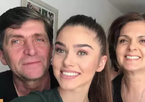 Cum și-a anunțat Theo Rose părinții că este însărcinată. Mama artistei a dat-o de gol: „A fost asumată din prima”