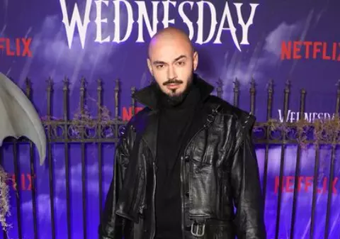 Cine e Victor Dorobanțu, cel care joacă rolul lui Thing în serialul „Wednesday” de pe Netflix. E din Ploiești