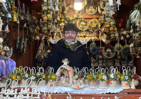 O poveste de Sărbători cu Margareta Nagy, meșterul popular din Mureș, care face opere de artă din foi de porumb