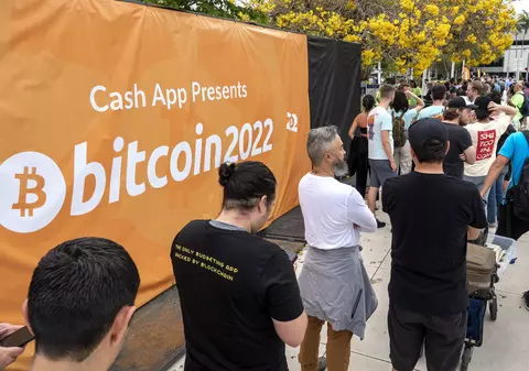 Bitcoin a scăzut cu peste 60 % în 2022. Expert financiar: „Criptomonedele sunt doar o manie speculativă şi industria este plină de escroci”