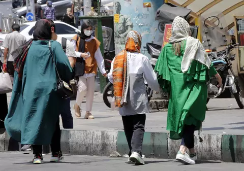 Iranul spune că legea hijabului este reevaluată, după ce mass-media de stat a negat desființarea poliției moravurilor