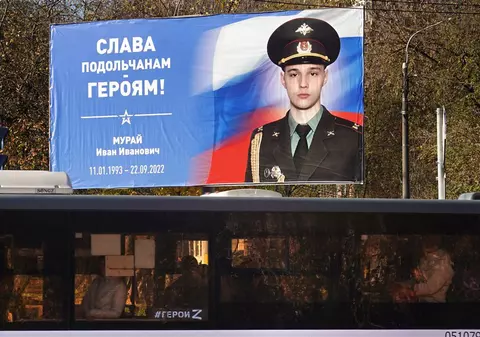 Anunțurile de recrutare care-i vizau pe cetățenii din Asia Centrală, eliminate din autobuzele care circulă în Moscova