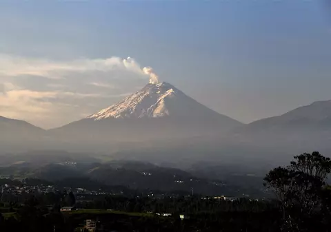 Unul dintre cei mai periculoși vulcani din lume a erupt în Ecuador, emanând nori de cenușă în atmosferă