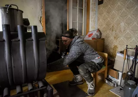 EXCLUSIV. Poveștile ucrainenilor ne amintesc de anii '80 în România: „Când e foarte frig, dorm cu fes și mănuși”