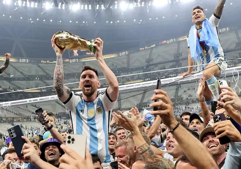 „Știu cât de mult ai suferit, dar a venit momentul: ești campion mondial!”. Messi a sărbătorit cu soția și copiii săi