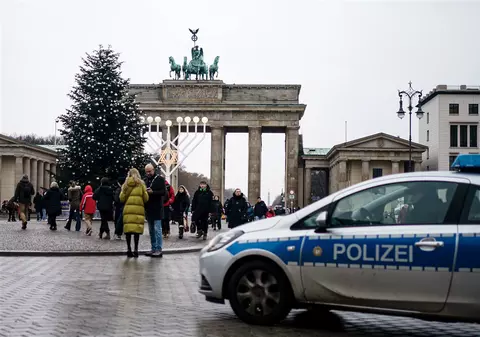 Bradul de Crăciun din faţa Porţii Brandenburg de la Berlin, iluminat din nou, după ce activiștii de mediu i-au tăiat vârful