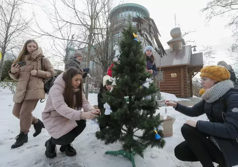 Crăciunul în vreme de război: ucrainenii i-au cerut lui Moș Crăciun sobe și haine groase. „N-avem lumină, nici căldură”