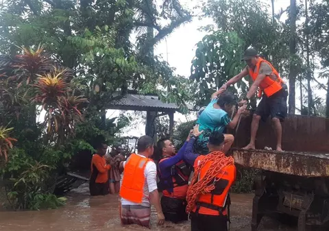 Autoritățile din Filipine caută supraviețuitori în urma inundațiilor și alunecărilor de teren care au ucis zeci de oameni