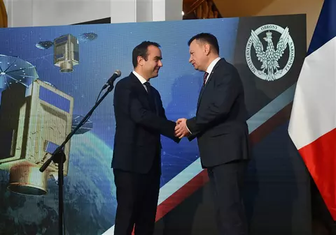 Franța semnează un acord prin care vinde Poloniei doi sateliți de observare, la 6 săptămâni după ce o rachetă a lovit această țară