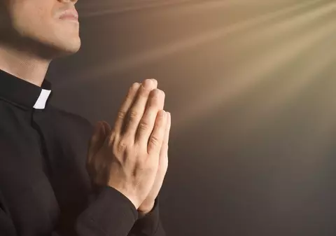 Confesiunea unui fost preot catolic care a părăsit Biserica din cauza interdicției de a se căsători: Unii preoți trăiesc ascunși, iar partenerele lor sunt oficial menajere