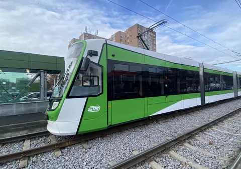 FOTO. Primele impresii ale bucureștenilor după ce au mers cu noile tramvaie de pe linia lui 41: „Mult mai înghesuite, dar frumoase și călduroase”