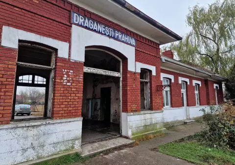 FOTOREPORTAJ. Gara din România pe care o evită și oamenii, și câinii. „Să le vedeţi pe celelalte de pe traseu”