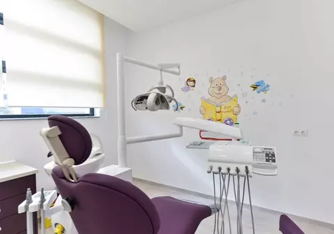 Un medic și administratorii clinicii stomatologice din Pitești, trimişi în judecată, după ce un copil de patru ani a murit după anestezie