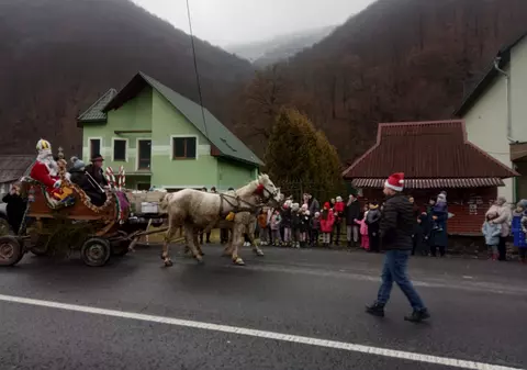 Războiul n-a oprit sărbătorile în Ucraina: Moșul a apărut în caleașcă și-n 2022. Care a fost dorința comună a copiilor și adulților