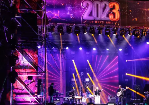 Revelion 2023. Mii de români au petrecut noaptea dintre ani pe străzi, la concerte, focuri de artificii și spectacole de lasere