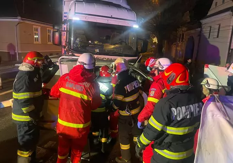 Doi morți și doi răniți într-un accident care a avut loc în Brașov. Ciocnire violentă între o mașină și un TIR