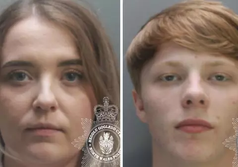 O femeie-gardian s-a îndrăgostit de un traficant de droguri, căruia i-a dat un telefon pe care îi trimitea videoclipuri cu ea în ipostaze intime, în Marea Britanie