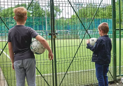 Camera Deputaţilor a adoptat proiectul legislativ prin care oamenii pot avea acces în bazele sportive ale instituţiilor de învăţământ, în afara orarului şcolar