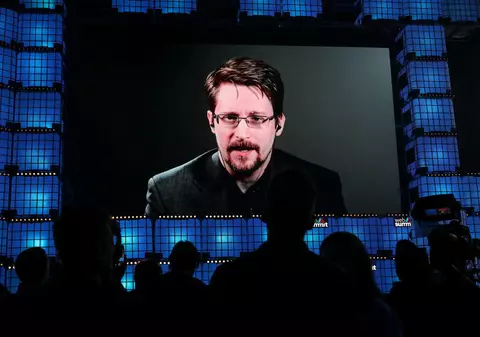 Fostul spion american Edward Snowden a primit pașaport rusesc după ce a depus jurământul de credinţă