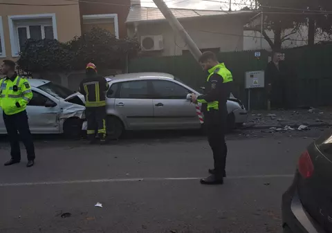 Trei polițiști au fost răniți într-un accident produs în sectorul 1 din București. Autospeciala, proiectată într-o mașină parcată