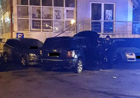 O șoferiță a distrus 9 mașini într-o parcare din Galați, după ce a intrat cu autoturismul în zona pietonală din Orașul lui Moș Crăciun