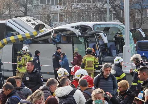 Impact violent la intrarea în Pasajul Unirii. Un mort și 24 de răniți, după ce un autocar cu turiști a intrat în limitatorul de înălțime