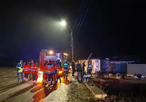 Cod roșu de intervenție, în timpul nopții: un autocar cu 35 de oameni la bord s-a răsturnat la intrarea în Pașcani