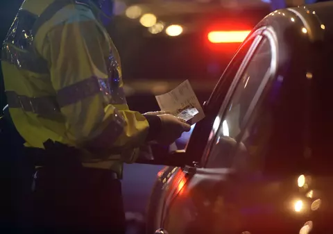 Prins băut la volan de Crăciun, un vasluian a ajuns în spatele gratiilor. Este acuzat că a încercat să mituiască polițistul și doctorul