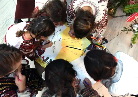 Interviu cu un preot: „Se spune că tinerii sunt egoiști. Nu e adevărat! Peste 80% din cei care s-au implicat să ofere cadouri copiilor din familii sărace care au scris către Moș Crăciun au fost tineri până în 35 - 40 de ani”