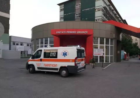 Un bărbat a ajuns în stare gravă la spitalul din Slatina, după ce a fost atacat în propria curte de câinii unui vecin